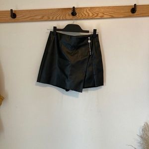 ZARA WOMENS FAUX LEATHER SKORT WITH SILVER ZIP DETAIL SIZE XS IN GREAT CONDITION